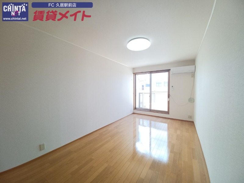 居室・リビング　同型反転タイプのお部屋です