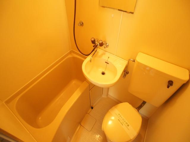 バス・シャワールーム　シャワー派には使いやすいユニットバス☆洗面台も設置済み！