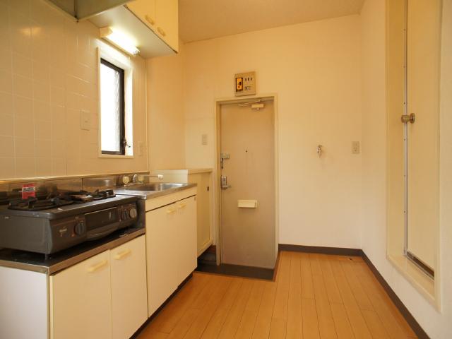 その他　自然光のはいる、換気もしやすい窓付きのキッチンです♪