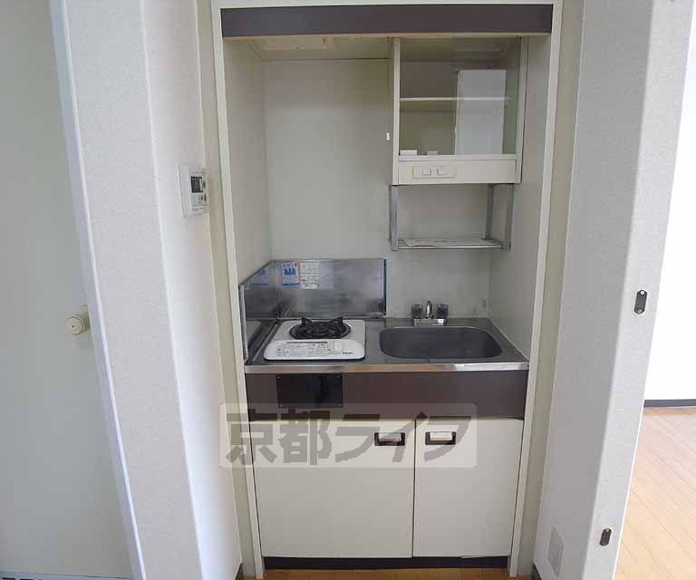 キッチン　コンパクトなガスコンロつきのキッチン