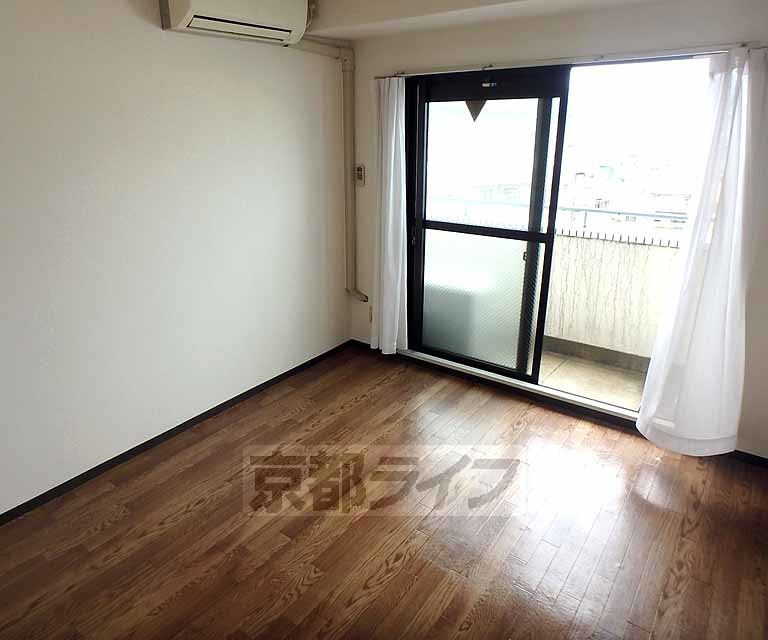 居室・リビング　使いやすいフローリングのお部屋です