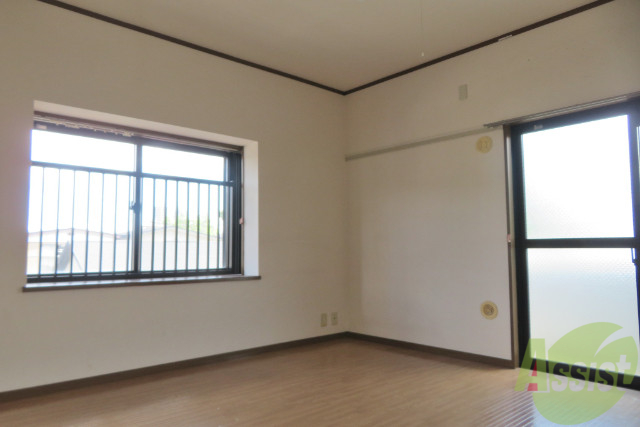 その他部屋・スペース　寝室は８帖の洋室です。日の明るさが伝わります。