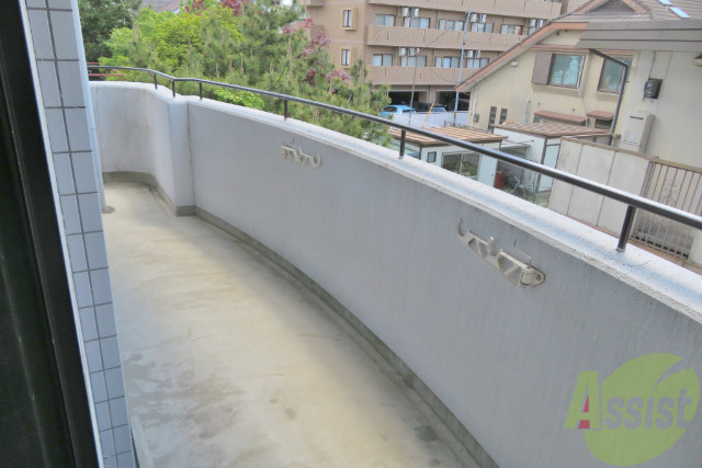 バルコニー　バルコニーは長さも幅も丁度いい広さですね。