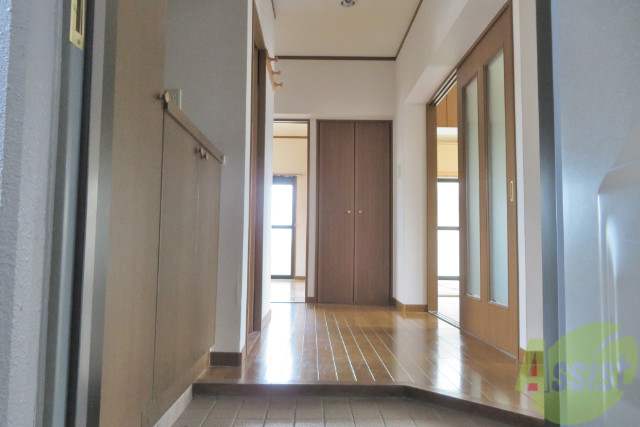 玄関　玄関から撮影しました。玄関の広さが伝わりますね。