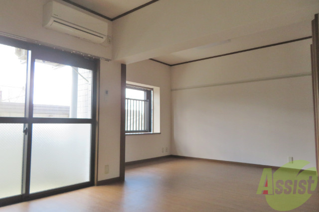 居室・リビング　リビングは１３帖の洋室です。広々していてリラックス出来ますね