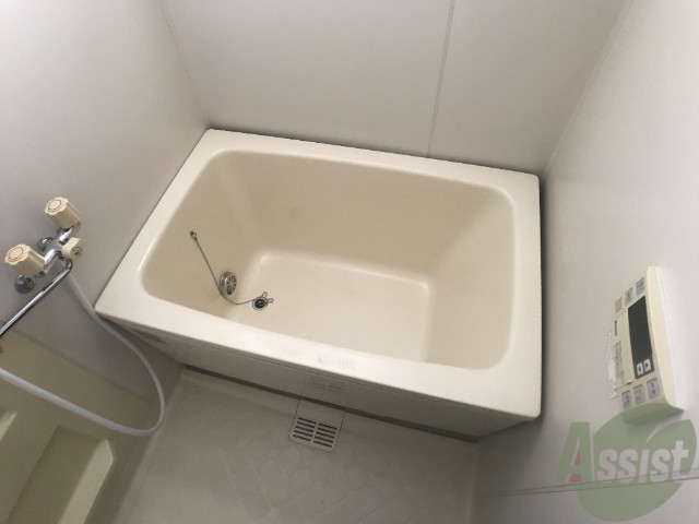 バス・シャワールーム　浴槽は深さもあるので、体の芯まで温まります。