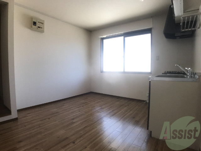 居室・リビング　リビングは広く、日当たり良好でリラックスできます。