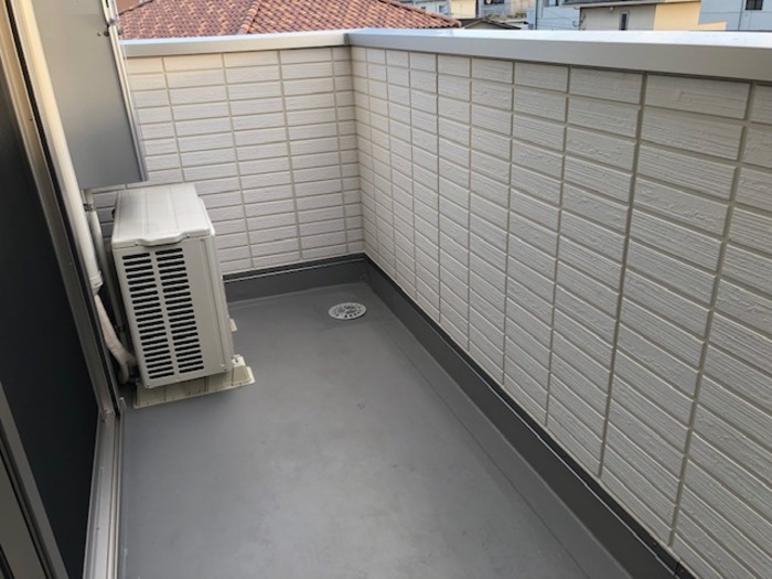 バルコニー　暖かな日差しのふりそそぐバルコニー