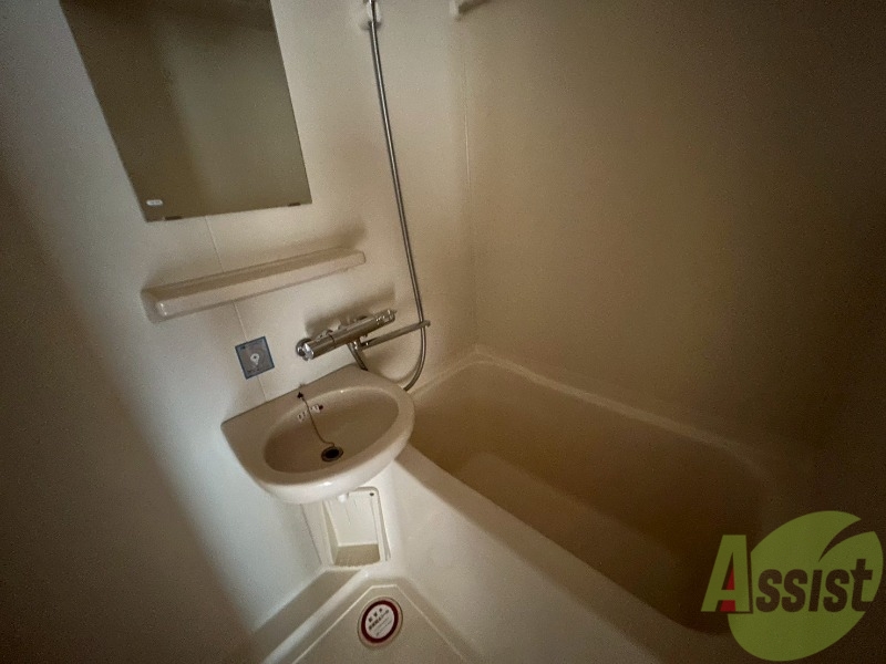 バス・シャワールーム　浴室はこちらのユニットバスです。一日の疲れを癒しましょう。