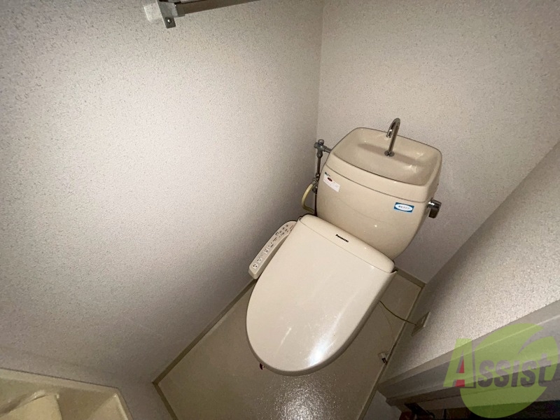 トイレ　トイレはこちらのウォシュレット付きになりますね。