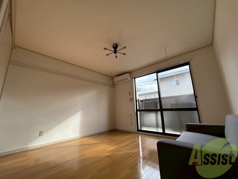 居室・リビング　大きめの窓から日差しがたっぷり入る明るいお部屋です。