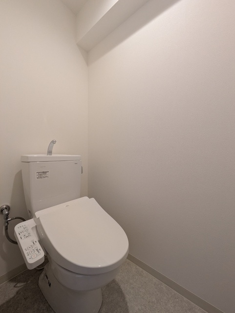 トイレ　※建築中。３０２号室モデルルームの写真です。