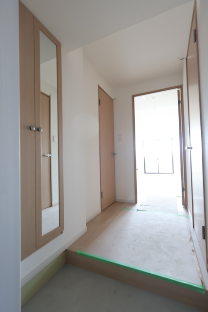 玄関　※３０２号モデルルームの写真になります。