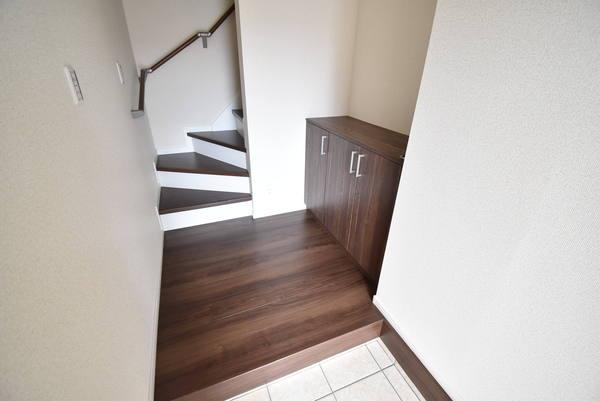 玄関　反転タイプになります