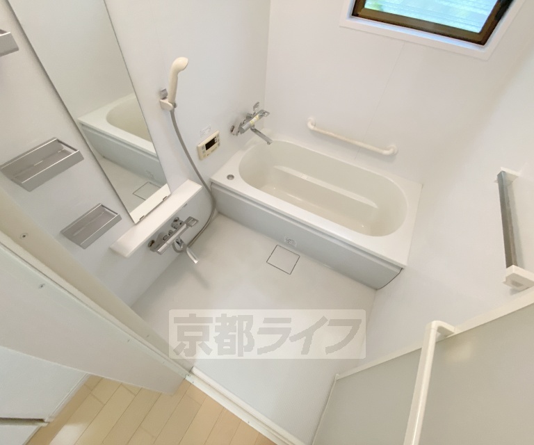 バス・シャワールーム　追い焚き機能付きでいつでも快適に入浴出来ます。