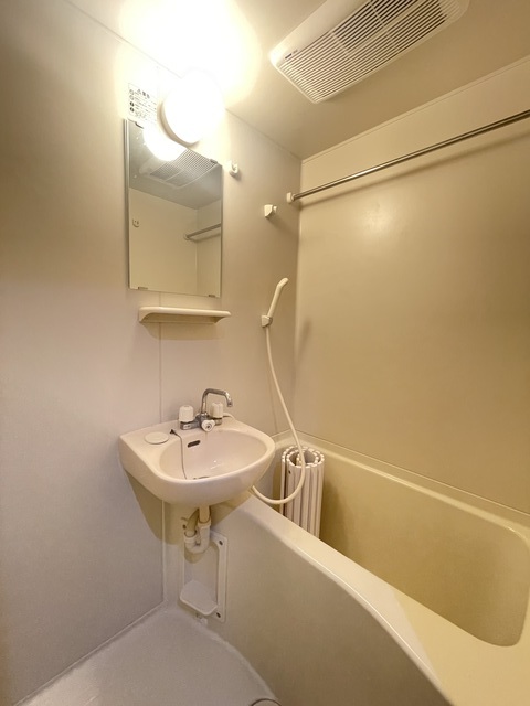 バス・シャワールーム　浴室乾燥機つき！