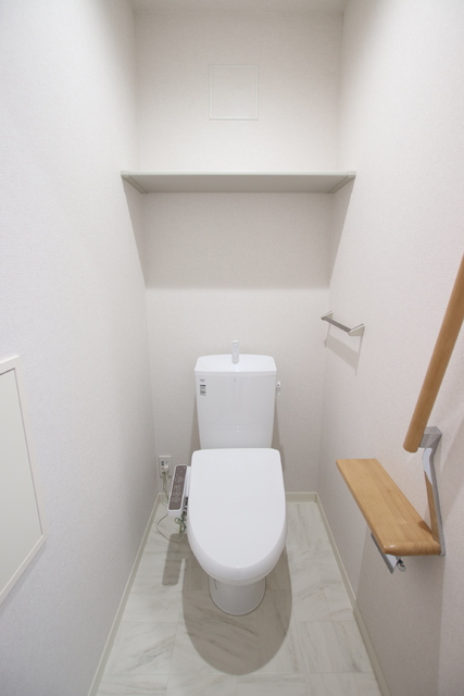 トイレ　戸棚付き・温水洗浄便座