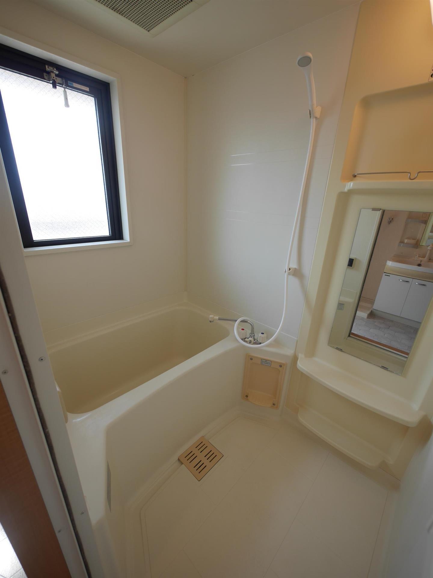 バス・シャワールーム　浴室に窓あり！