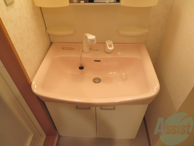 洗面設備　独立洗面台。朝の身支度はここでばっちり決めましょう。