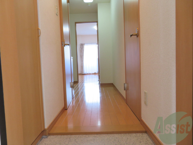 玄関　外から玄関を撮影してみました。広いリビングに繋がっています