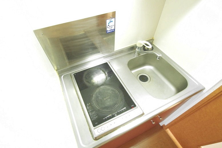 キッチン　電気コンロ付きのキッチン。お掃除楽々！
