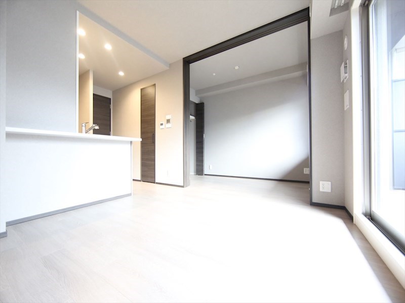 居室・リビング　ＬＤＫ10.0帖　カウンターキッチン　南面バルコニー