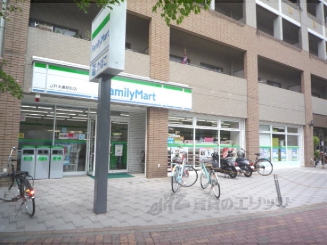 コンビニ　ファミリーマートＪＲ太秦駅前店（コンビニ）まで190m
