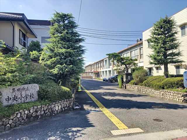 小学校　中央小学校（小学校）まで342m