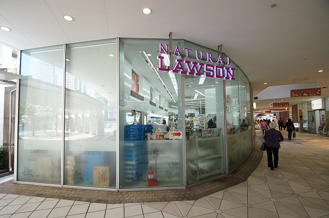 コンビニ　ローソン NL「横浜ベイクオーター店」（コンビニ）まで126m