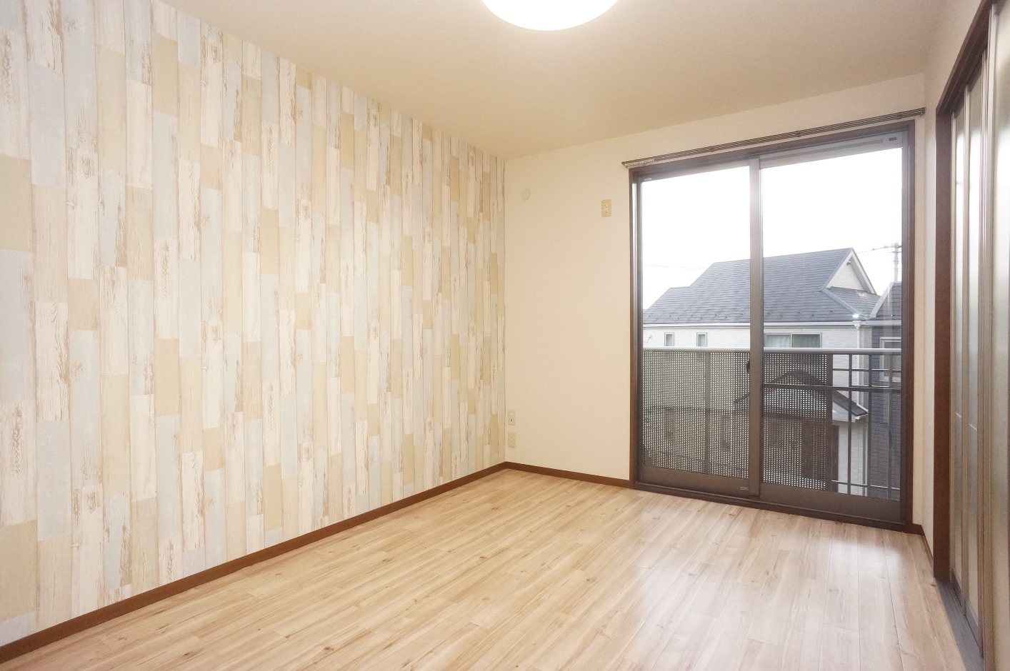 その他部屋・スペース　洋室南側５.９帖！スライディングドア仕様！アクセントクロス！