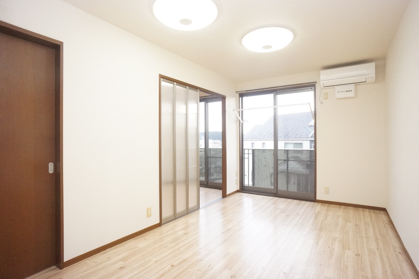 居室・リビング　南向き日当り良好！LDK１０帖！エアコン１基付！