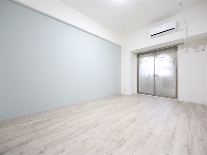 バルコニー　洋室9.8帖　エアコン完備　バルコニー