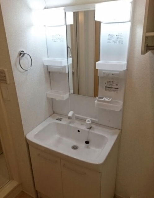 洗面設備　気軽に髪が洗える洗面台つき