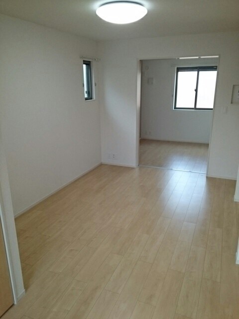 居室・リビング　明るい色合いのリビング