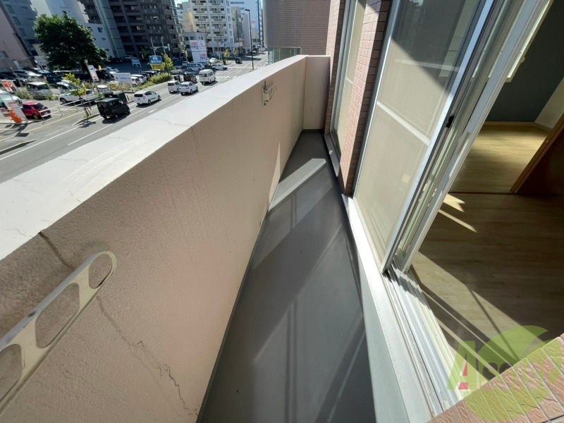 バルコニー　窓を開けると風通しも良く、気分も上がりそう！