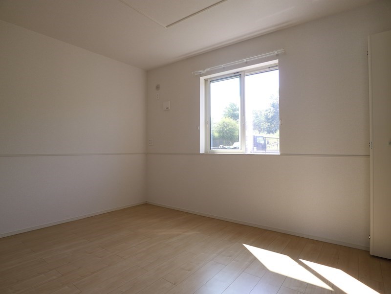 その他部屋・スペース　寝室としてお使い頂ける洋室も広々として、日当たりも良好です。