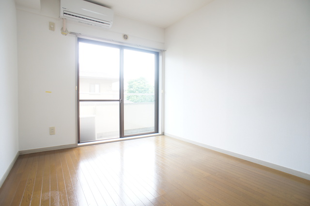 居室・リビング　南向きで日当たり良好なお部屋！暖かな日差しが入ります♪