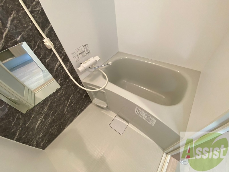 バス・シャワールーム　バスルームは狭すぎず、シャワーも浴びやすそうです。