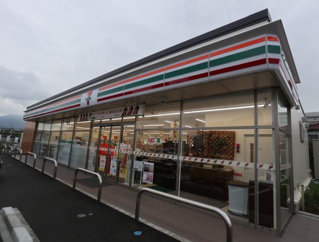 コンビニ　セブンイレブン（コンビニ）まで390m