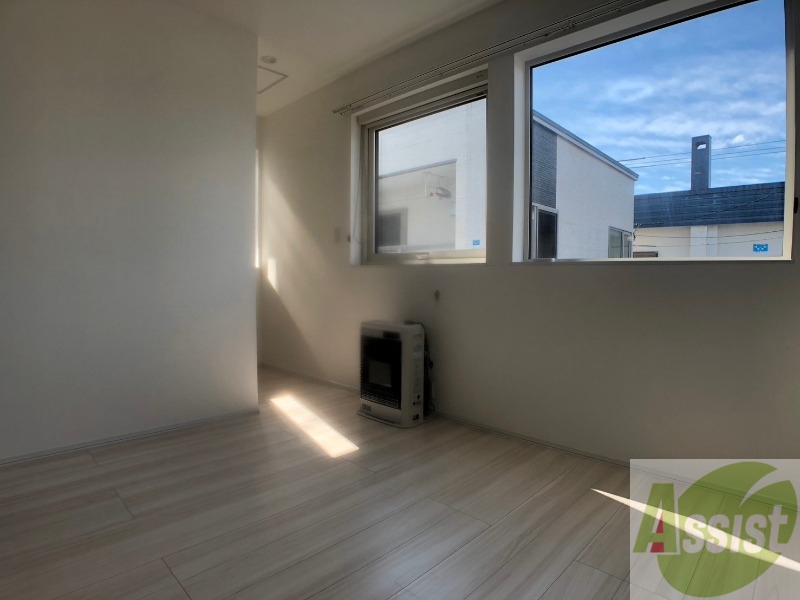 その他部屋・スペース　寝室はこちらです。光が差し込む、温かみのあるお部屋です。