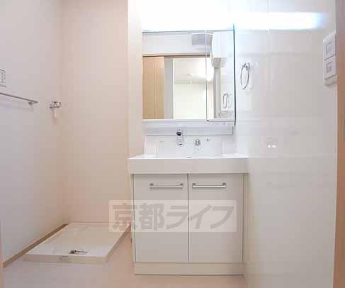 洗面設備　シャンプードレッサ付きの独立洗面台です。