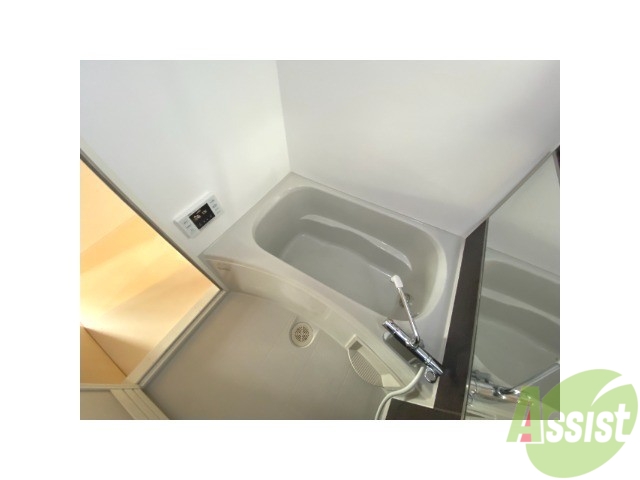 バス・シャワールーム　お風呂はトイレと別で追い焚き機能付きです。