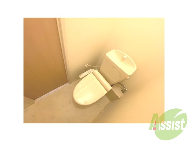 トイレ　トイレはお風呂と別でウォシュレット機能付きです。