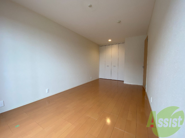 その他部屋・スペース　寝室も広めでベッドを置いてもまだ余裕がありそうですね。