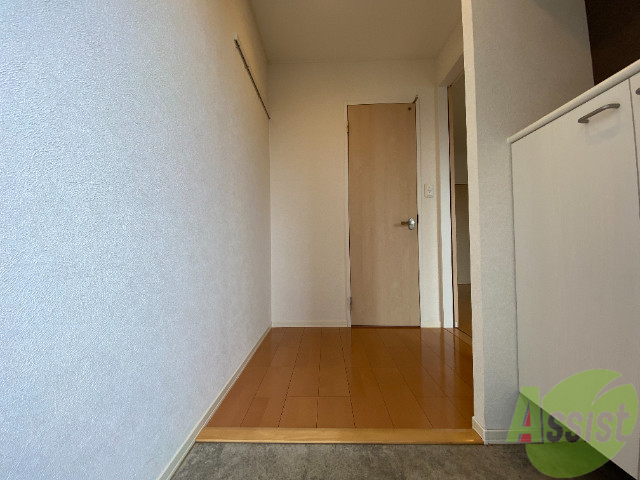 玄関　玄関は敷居が低くなっているのでつまづく心配なし。