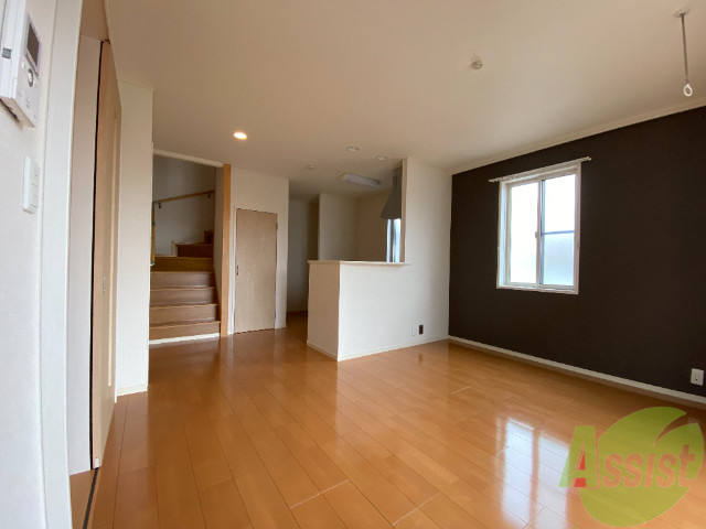 居室・リビング　広めのリビングでご家族にもオススメの物件です。