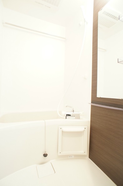 バス・シャワールーム　「浴室乾燥機能付きのバスルームです」