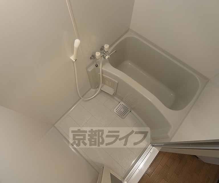 バス・シャワールーム　ゆったりセパレートの浴室です。