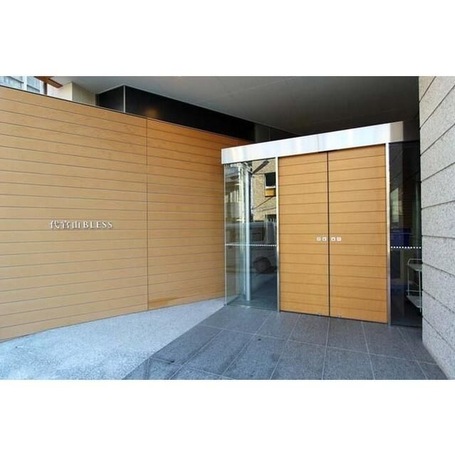 エントランス　落ち着いたエントランスです