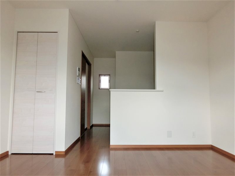 居室・リビング　約10帖のLDKは温かい陽の光が差し込みます。